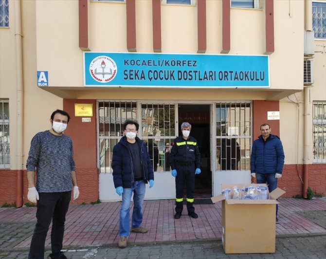Tüpraş'ın "robotik kodlama" sınıflarında sağlık çalışanları için siperli maske üretiliyor