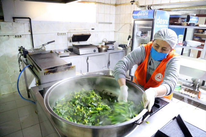 Tunceli'de doğal ortamda yetişen gulik otuyla yapılan yemekler evlere servis ediliyor
