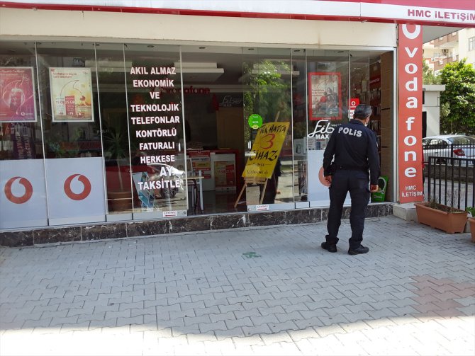 Adana'da iş yerinden hırsızlık güvenlik kamerasına yansıdı