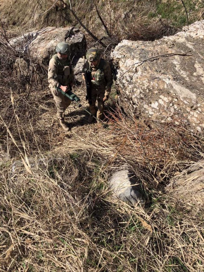 Hakkari'de PKK'lı teröristlere ait silah ve mühimmat ele geçirildi
