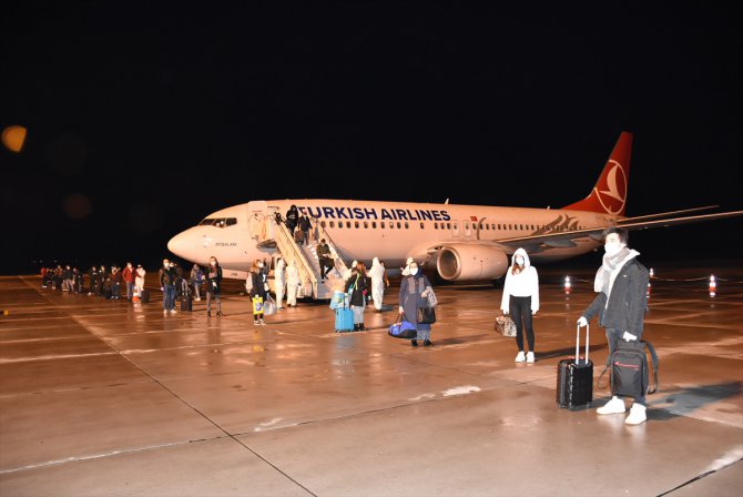 İrlanda'dan getirilen 115 Türk vatandaşı Kars'taki yurtlara yerleştirildi