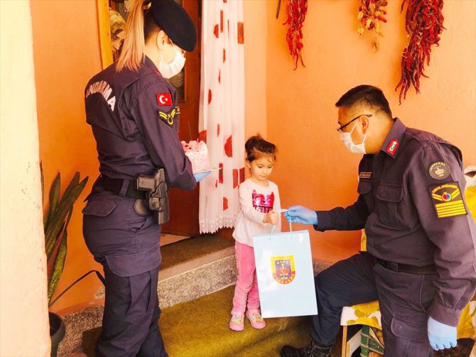 Kütahya'da jandarmadan 4 yaşındaki Ece'ye doğum günü sürprizi