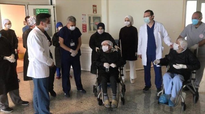 Manisa'da Kovid-19 tedavisi gören 87 yaşındaki 2 hasta şifa buldu