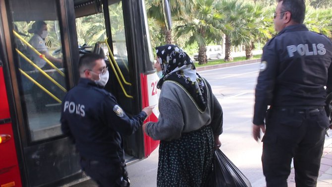 Yasağa rağmen belediye otobüsüne binen yaşlı kadını polis indirdi