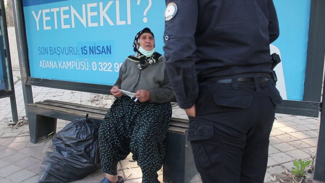 Yasağa rağmen belediye otobüsüne binen yaşlı kadını polis indirdi