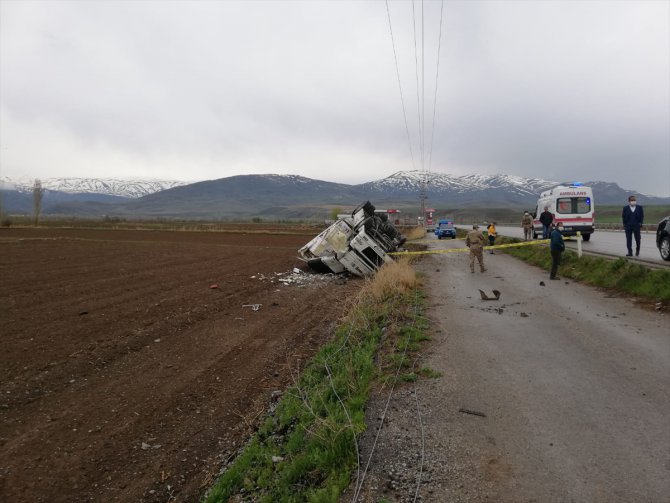 Erzincan'da devrilen tırın altında kalan sürücü hayatını kaybetti