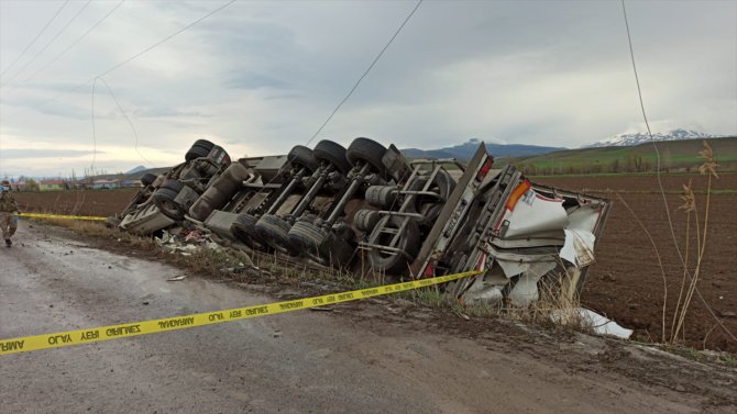 Erzincan'da devrilen tırın altında kalan sürücü hayatını kaybetti