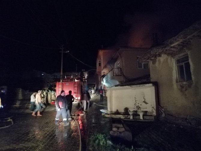 Isparta Şarkikarağaç'ta ev yangını