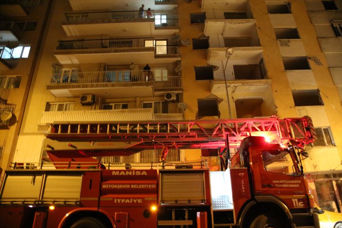 Manisa'da yıkılma riskiyle tahliye edilen apartmandaki yangın söndürüldü