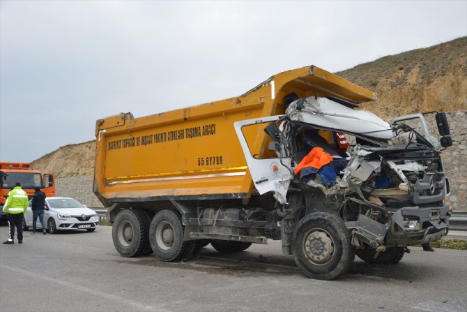 Samsun'da kamyon ile tır çarpıştı: 2 yaralı