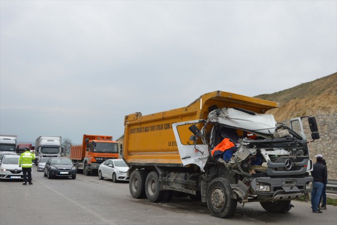 Samsun'da kamyon ile tır çarpıştı: 2 yaralı