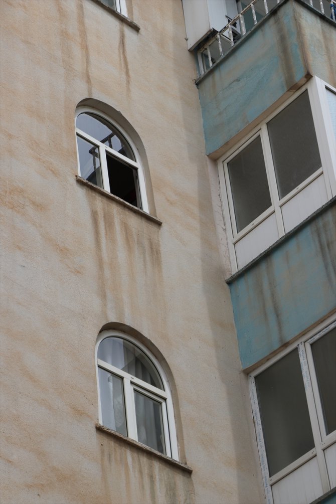 Şanlıurfa'da pencereden düşen ikizlerden biri yaşamını yitirdi