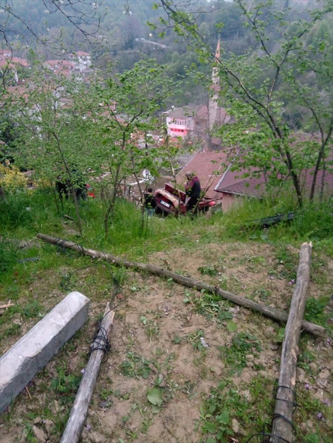Zonguldak'ta otomobil evin üzerine düştü