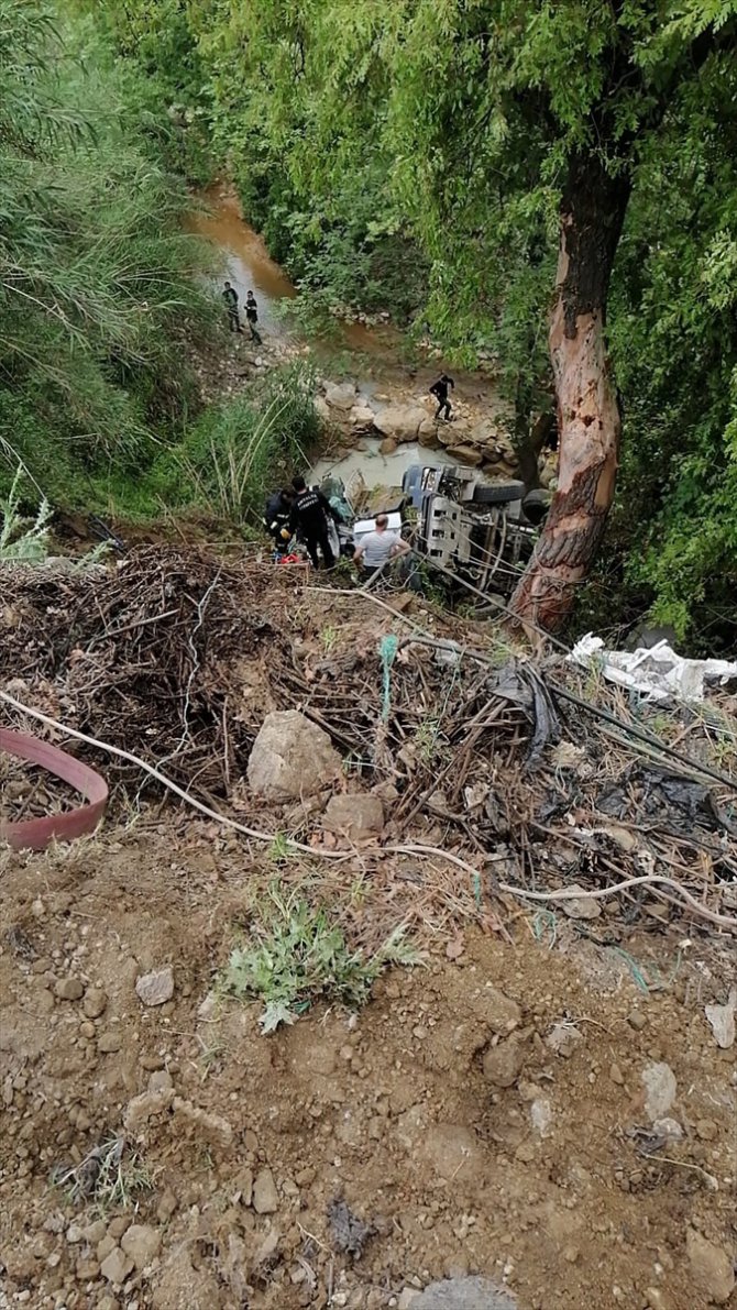 Antalya'da uçuruma devrilen beton mikserinin sürücüsü öldü