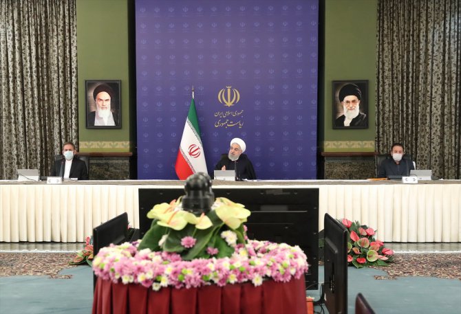 İran Cumhurbaşkanı Ruhani: "Petrol fiyatlarındaki düşüşten zarar görüyoruz"