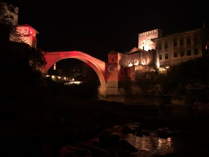 Mostar Köprüsü, TBMM'nin açılışının 100. yılı dolayısıyla Türk bayrağının renklerine büründü