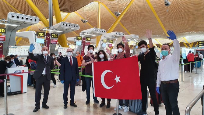 Portekiz ve İspanya'daki Kovid-19 mağduru Türkler yurda dönmek üzere Madrid'den ayrıldı