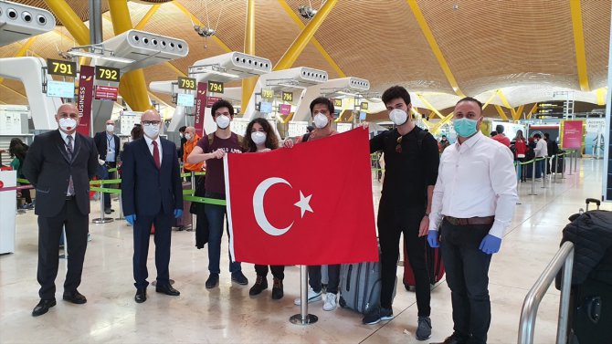 Portekiz ve İspanya'daki Kovid-19 mağduru Türkler yurda dönmek üzere Madrid'den ayrıldı