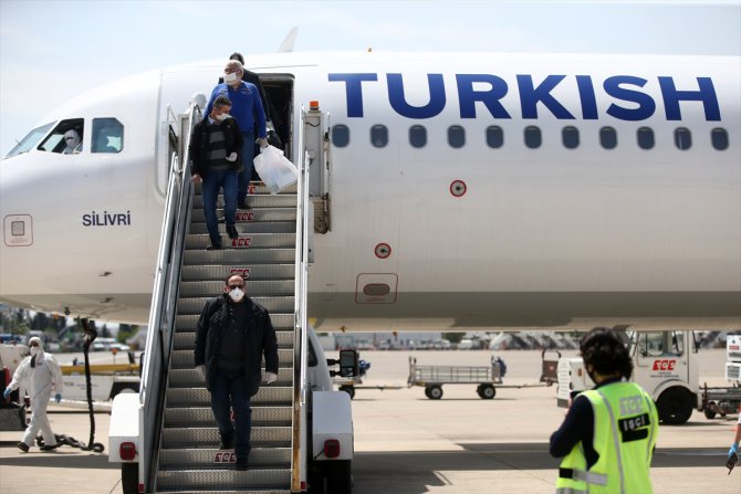 Rusya'daki 179 Türk Adana'ya getirildi