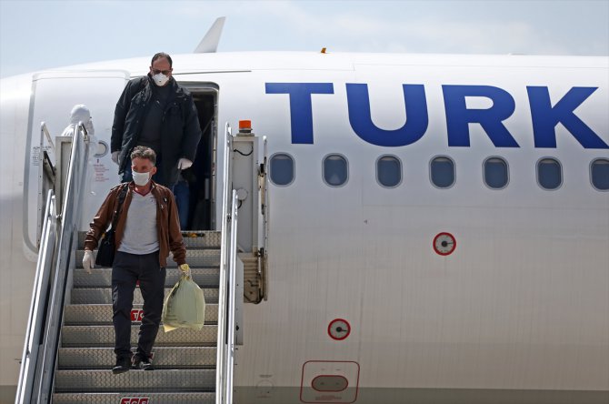 Rusya'daki 179 Türk Adana'ya getirildi