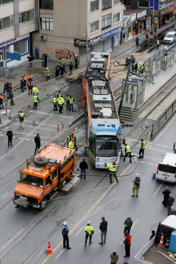 GÜNCELLEME - Sultangazi'de tramvay ile otobüs çarpıştı