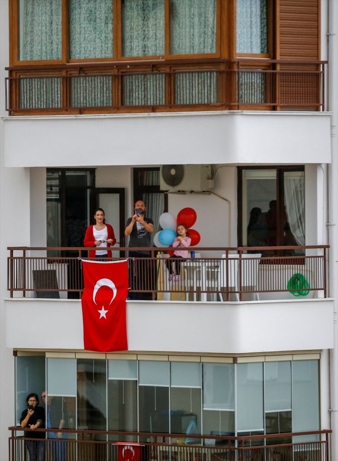 Antalyalı müzisyen bu sefer evinin terasında çocuklar için konser verdi