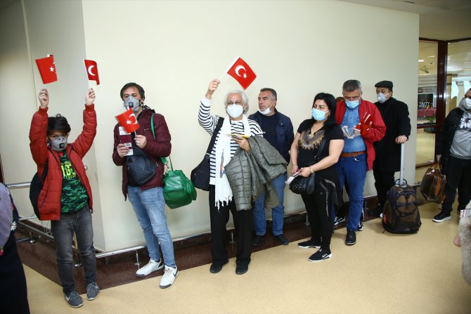 Bakü'deki 182 Türk vatandaşı THY'nin seferiyle Türkiye'ye hareket etti