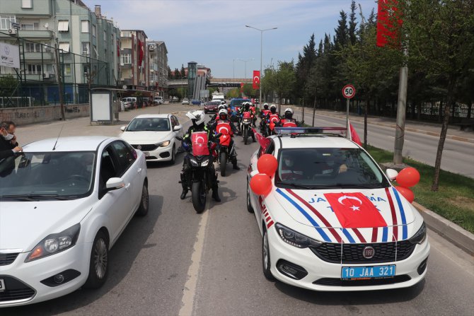 Balıkesir'de polislerden "23 Nisan" konvoyu