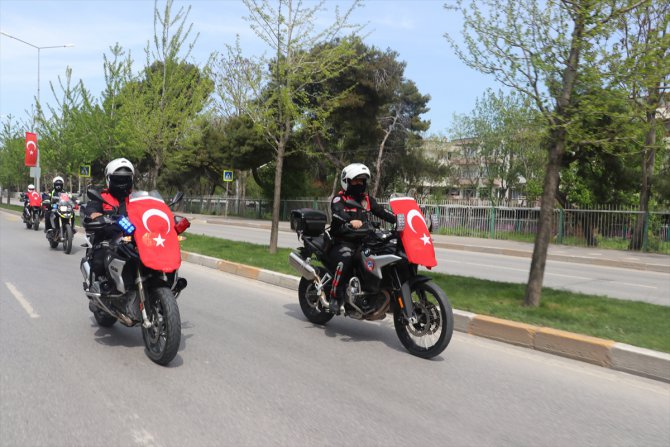 Balıkesir'de polislerden "23 Nisan" konvoyu