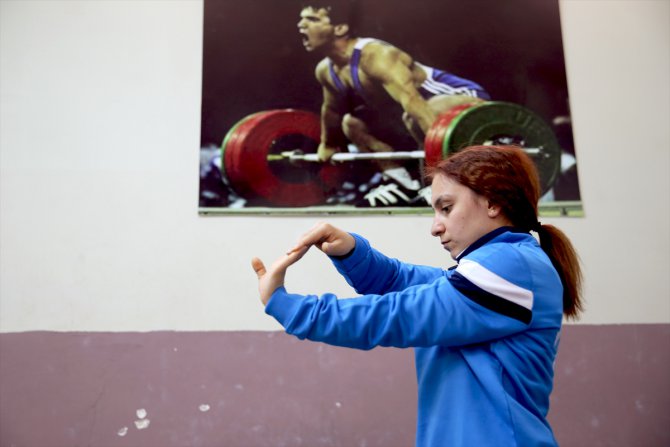 Dünya şampiyonu milli halterci Şaziye Erdoğan, izole edilmiş salonda hazırlıklarını sürdürüyor