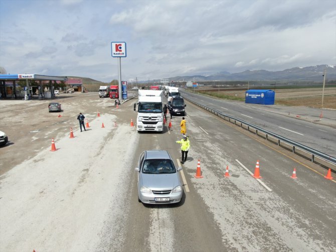 Erzurum'da sahte izin belgesiyle yolculuk eden 90 kişiye ceza kesildi