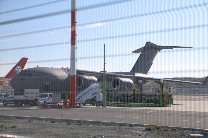 İstanbul'a sağlık ekipmanlarını almak için İngiliz askeri uçağı geldi