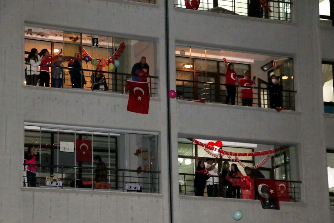 İstiklal Marşı 23 Nisan coşkusuyla balkonlardan seslendirildi