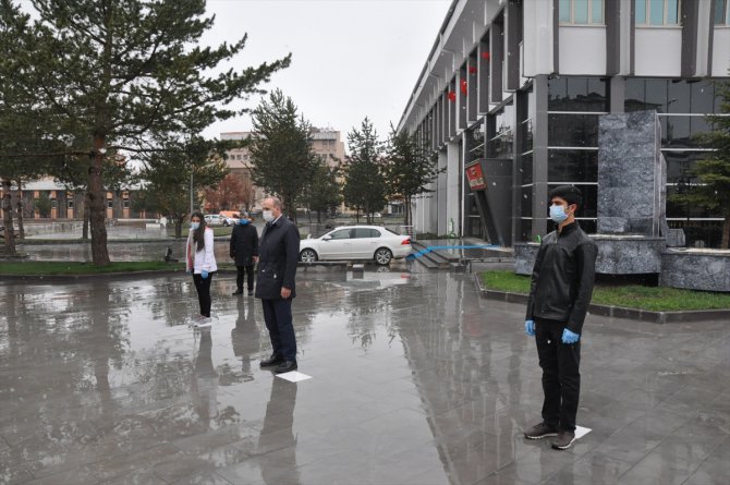 Kars ve Ardahan'da çelenk sunma törenleri kar yağışı altında yapıldı