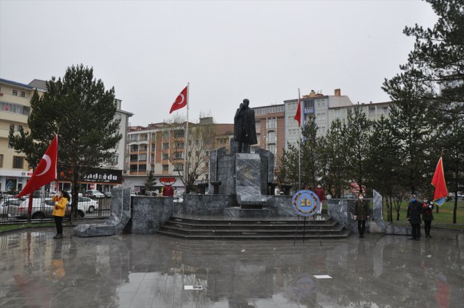 Kars ve Ardahan'da çelenk sunma törenleri kar yağışı altında yapıldı