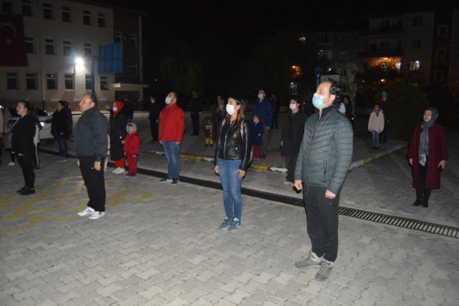 Konya, Karaman, Aksaray ve Afyonkarahisar'da vatandaşlar, 23 Nisan'da İstiklal Marşı'nı balkonlarda okudu