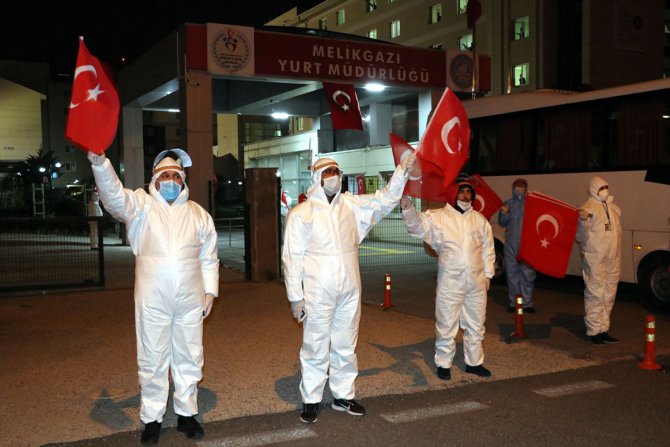 Özbekistan'dan getirilen 289 Türk vatandaşı Kayseri'de İstiklal Marşı ile karşılandı