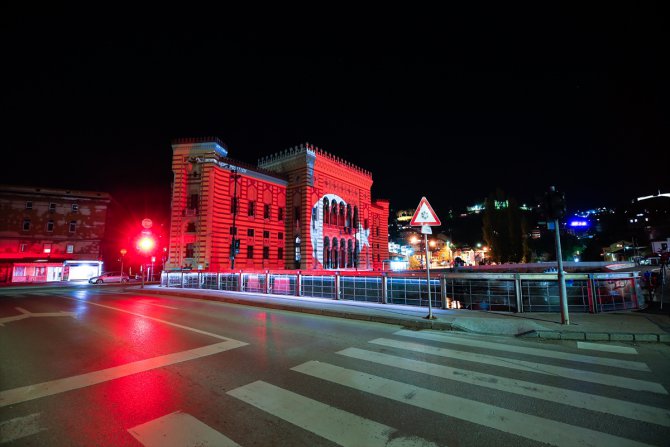 Saraybosna'nın sembollerinden Vijecnica, Türk bayrağının renklerine büründü