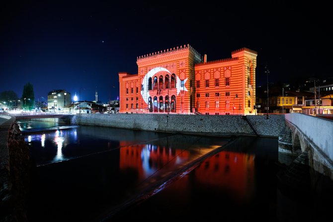 Saraybosna'nın sembollerinden Vijecnica, Türk bayrağının renklerine büründü
