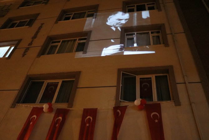 Trakya'da vatandaşlar 23 Nisan'da İstiklal Marşı'nı balkonlarında okudu