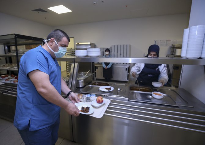 Ankara Şehir Hastanesi çalışanları ilk iftarı görev başında yaptı