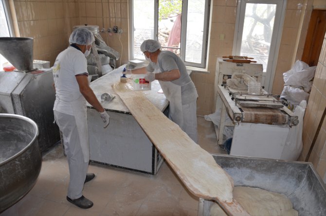 Manisa'da 3,5 metrelik ramazan pidesiyle "evde kal" çağrısı