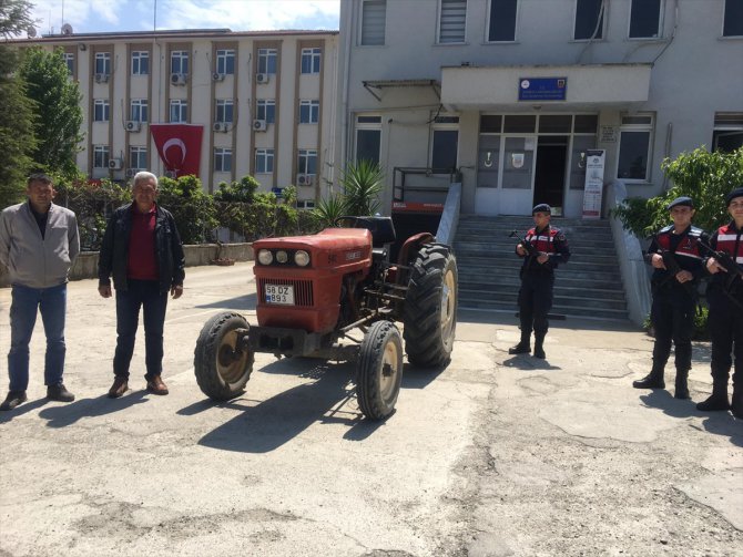 Manisa'da çalınan traktör jandarma tarafından sahibine teslim edildi