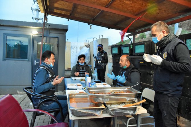 Muş'ta polis ekipleri ilk iftarlarını elleri tetikte açtı