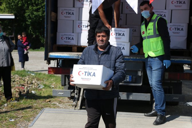 TİKA, Kovid-19 salgını nedeniyle Arnavutluk'ta yardım dağıtıyor