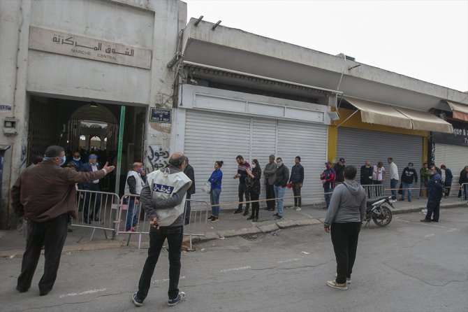 Tunus'ta koronavirüs tedbirleri eşliğinde ramazan alışverişi
