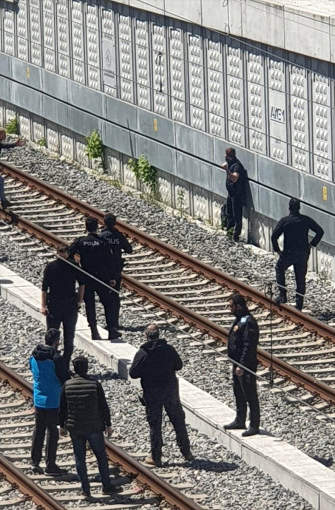 Bakırköy'de "çantamda bomba var" diyerek raylara oturan şüpheli gözaltına alındı