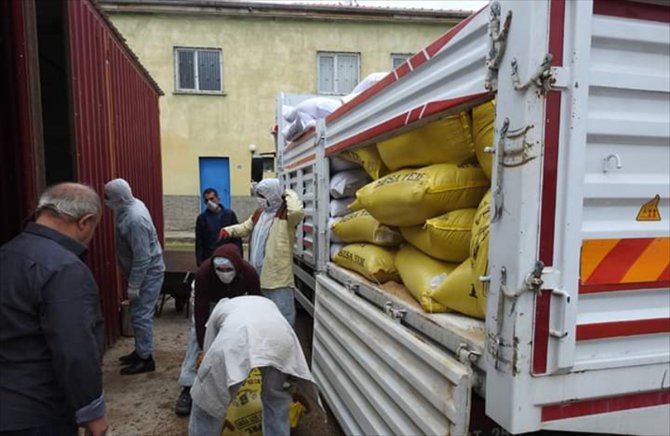 Karantinaya alınan mahalledeki süt üreticilerinin yem ihtiyacı karşılandı