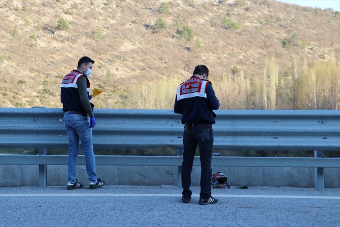 Kütahya'da motosiklet bariyerlere çarptı: 2 ölü