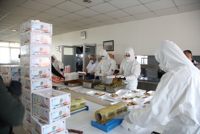 Bingöl Belediyesi sağlık çalışanlarına iftar ve sahurda yemek veriyor